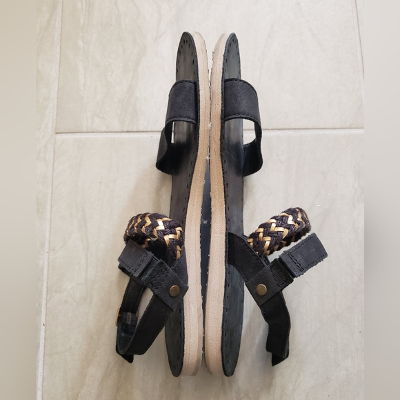 GUC Ugg Elin Sandals - Picture 9 of 10